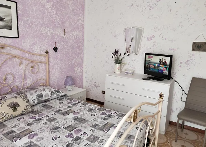 Yellow Submarine Freeparking Petfriendly